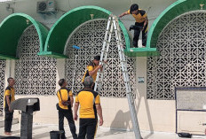 Sambut HUT ke 79 Bhayangkara, Polisi di Ogan Ilir Bersih-bersih Masjid