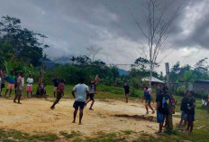 Satgas Yonif 200/BN Ajak Masyarakat Kampung Pangkik Bermain Bola Voli