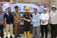 Wujud Kepedulian Insan Adhyaksa, Kajari OKU Timur Serahkan Bantuan Bedah Rumah