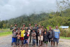 Ini Wujud Nyata Pendekatan Humanis Dilakukan Personel Ops Damai Cartenz di Distrik Bibida