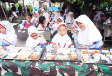 200 Anak SD Nikmati Masakan Dapur Lapangan Bekangdam II/Swj