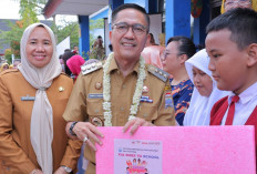 Ratu Dewa Salurkan 300 Paket Bantuan untuk Wali Murid di SD Negeri 85 dan SMP Negeri 35 Palembang