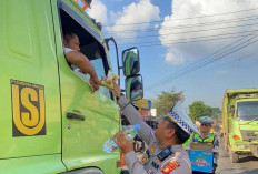Polantas Banyuasin Bagikan Makanan Gratis di Tengah Macet, Luruskan Video Viral di Jalintim Palembang-Betung