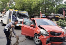 Pengendara Emak-emak di Palembang Ini Tabrak Pembatas Jalan, gara-gara Apa Ya?