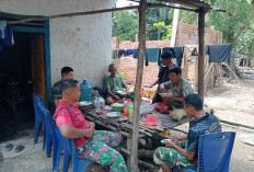 Biar Tambah Tenaga, Anggota Satgas TMMD 128 dan Warga Santap Makan Siang Dulu