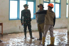 Dandim 0422/Lampung Barat Bersama Pj Bupati Lampung Barat Sambangi Lokasi Banjir di Suoh