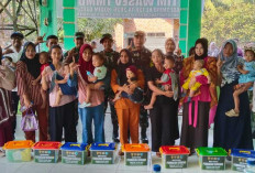 Wah! Warga di Sekitar Lokasi TMMD ke-128 Kodim Lahat Dapat Sembako dari 2 Sosok Ini