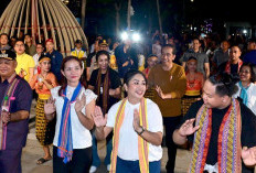Malam di Kupang, Presiden Jokowi Berkumpul dan Menari dengan Masyarakat