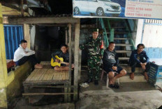 Curah Hujan Tinggi, Babinsa Koramil 405-03 Kikim Minta Warga Gunung Kembang Waspadai Tinggi Debit Air