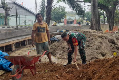 Bukti TNI AD Ada di Masyarakat, Prajurit Kodim Palembang Bantu Warga Buat Taman Bunga