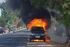 Heboh! Mobil Kijang Innova Tiba-tiba Terbakar di Pinggir Jalan 