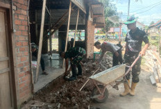 GASPOLL! Anggota Satgas TMMD 128 Bongkar Dinding Rumah Eni Rosita