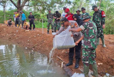 Wow! Ada Warga dan Satgas TMMD Kodim Seluma di Kolam Ikan, Untuk Apa Ya?