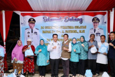 Jelang Pergantian Tahun, Pj Gubernur Bersama Ketua Pj  Ketua TP PKK Sumsel Bagikan Bingkisan dan Bansos