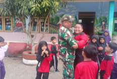 Bikin Gemas! Intip Serunya Anak SD N 1 Cukil Ajak Bercanda Satgas TMMD 129 Tengaran Saat Istirahat