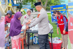 Sentuhan Humanis, Ditpolairud Polda Sumsel Bagikan Nasi Kotak dan Susu untuk Warga Sekitar Mako