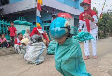 Kocak! Aksi Balap Karung Helm di Lorong Betawi Palembang Bikin Warga Ketawa Ngakak