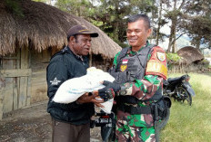 Satgas Yonif Raider 200/BN Bagikan Sembako ke Kampung Yalekama, Bukti TNI Ada di Masyarakat