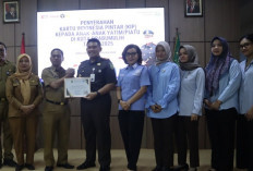 Kajari Prabumulih Serahkan KIP Kepada Penerimanya Melalui Program Jaga Senja, Ini Lokasinya