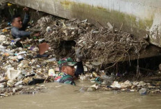 Totalitas Prajurit Kodim 0417/Kerinci Wilayah Kodam II/Swj Bersihkan Sampah di Sungai Batang Marao