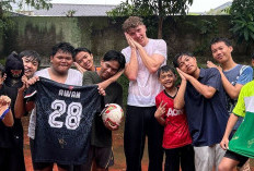 Calon Striker Timnas Indonesia Ole Romeny Main Bola Bareng Anak-anak Panti Sambil Hujan-hujanan 