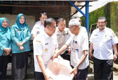 Pj Bupati Lahat Bantu Jamban dan Launching Bedah Rumah, Cek 5 Desa yang Menerima Bantuan