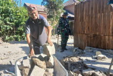 Usia Bukan Halangan! Mbah Simen Ikut Gotong Royong Bangun RTLH TMMD Kodim Salatiga