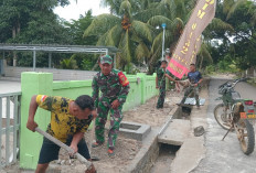 Sambut Keberkahan Ramadan, Satgas TMMD dan Warga Bersihkan Fasilitas Ibadah di Desa Penutuk