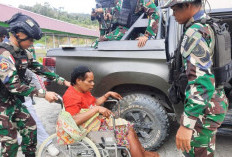 Bukti TNI AD Ada di Masyarakat, Tim Kesehatan Satgas Yonif Raider 200/BN Bantu Evakuasi Warga Sakit