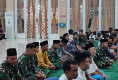 Prajurit Yon Armed 15/Cailendra Melaksanakan Shalat Tarawih keliling Bersama Masyarakat OKU Timur
