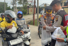 Sentuhan Humanis Polri, Kapolres OKU Timur Sapa Warga Sambil Bagi Takjil