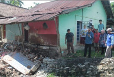 Respons Cepat! Wali Kota Prabumulih H Arlan Serahkan Bantuan Warga Terdampak Rumah Amblas di Majasari