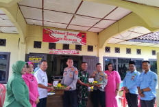 Sinergitas TNI-POLRI, Danramil 405-09/Kota Agung Serahkan Kue Ultah Kepada Kapolsek Mulak Ulu dan Kota Agung