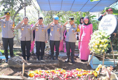 Kapolri Berikan Kenaikan Pangkat Luar Biasa Anumerta Kepada Personel Ini