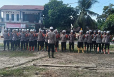 Cegah Banjir Susulan, Tim SAR Resimen II Pasukan Pelopor Bersihkan Lumpur di Bantaran Sungai Agam