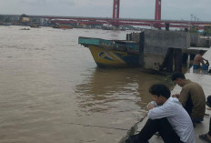 Menunggu Waktu Berbuka, Warga Isi Ngabuburit dengan Mancing di Sungai Musi