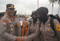 Tinjau Latsitardanus di Lokasi Ini, Gubernur Akpol Ikut Bersihkan Material Pascabanjir