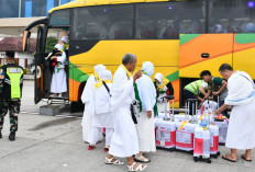 Jemaah Haji Kloter 11 Embarkasi Palembang Kenakan Pakaian Ihram, Turun Pesawat Langsung Umrah