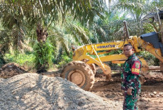 Anggota Satgas TMMD 128 Kodim 0405 Lahat Awasi Gerak Gerik Alat Berat, Ini Buktinya 