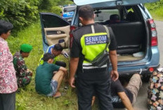 Aksi Sigap Polisi di OKU, Bantu Pemudik Pecah Ban Saat Operasi Ketupat 2025