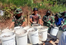 Semangat Gotong Royong, Warga Desa Cukil Perbaiki Jalan Lewat Aksi Barisan Ember