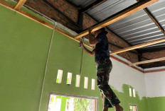 Pasang Kayu Sling Plafon Mushola Ar-Rasyid Dipasang Satgas TMMD 128