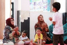 Bahagia Banget! Hj Patimah Toha Bermain Bersama Anak Permata Hati