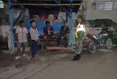 2 Babinsa Koramil 405-05 Pendopo Sambangi Pertugas Satkamling, Ada Apa Ya