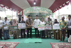 Safari Ramadan di Belitang III, Bupati Enos Salurkan Bantuan untuk Masjid, Pesantren dan Warga