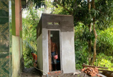 Lanjutkan Pekerjaan Pembangunan MCK, Ini Cara Satgas TMMD ke-128 Kodim Lahat Percepat Finishing