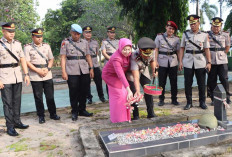 Datangi Makam Pahlawan, Polres Ogan Ilir Lakukan Tabur Bunga dalam Rangka HUT Bhayangkara ke 80