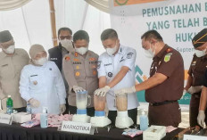 Ikut Serta Pemusnahan Barang Bukti di Kejari Ogan Ilir, Bupati Panca Apresiasi Kinerja Satresnarkoba Polres OI