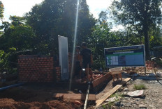 Agar Pintu Kamar Mandi di MCK Titik 2 Terpasang Dengan Baik, Langkah Ini Dilakukan Satgas TMMD Kodim Lahat