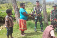 Lanjutkan Keluhan Warga Papua, Satgas Yonif 200/BN Bagikan Sembako